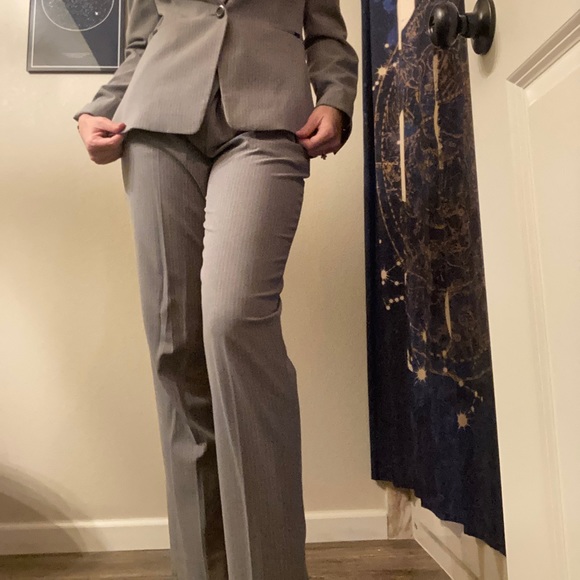 Tahari / Arthur S. Levine pantsuit - Picture 7 of 10